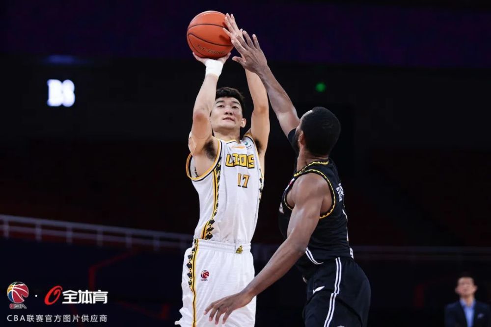 CJ (Ella Jordan扮演)是一个高度严重的女商人，在Versa公司从事她公司汗青上最年夜的一笔买卖。凯西(吉米·库斯特斯饰)是一个懒惰的懒汉，老是向他的哥哥罗伊(炮手威利斯饰)蹭来蹭往。当凯西往Versa公司口试时，他只是为了有资历申请掉业布施金，m.ysgou.cc成果他和她换了工作。此刻他必需与她的死敌丽莎(Kayte Giralt)，而她必需寻求一个意年夜利女孩(Erica Manni)凯西一向调情。